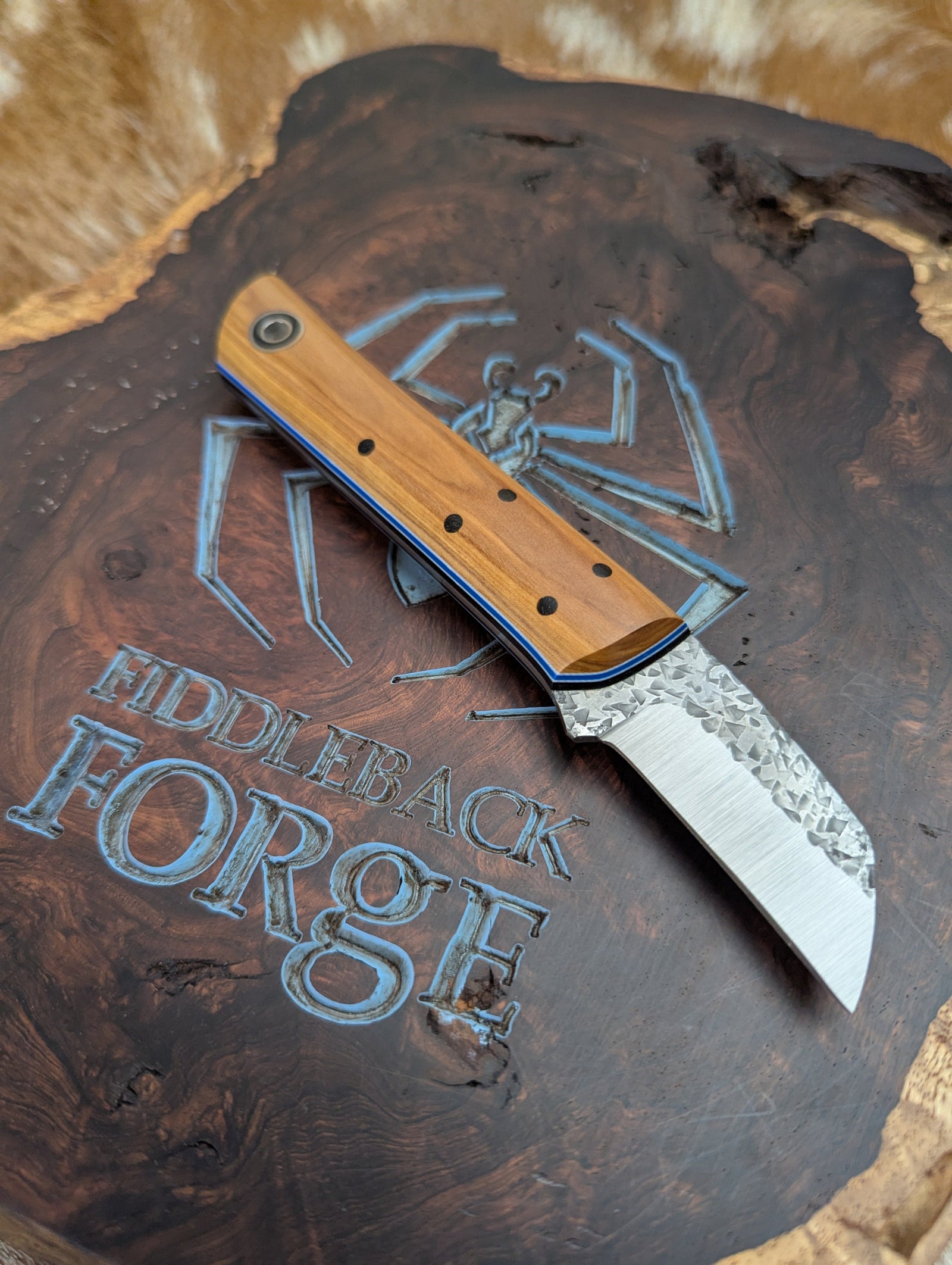 Fiddleback Forge Carver - Warm Gorgeous Olivewood - Tapered Nitro V Steel